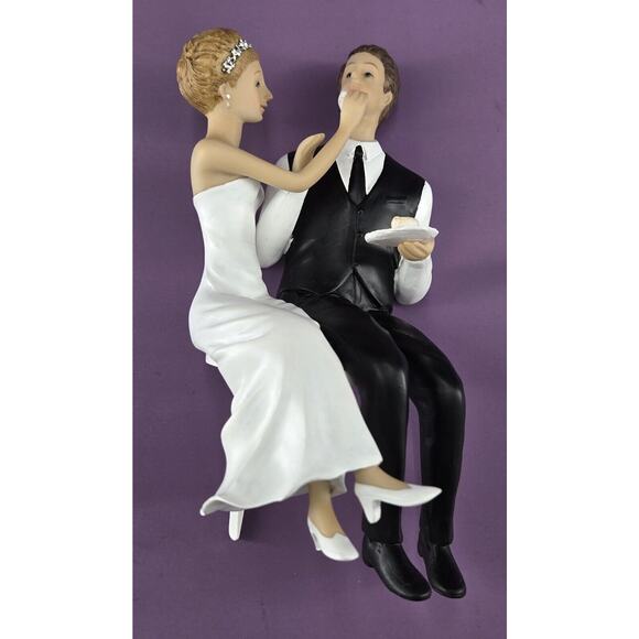 Lillian Rose Cake Topper Couple Eating Cake Figurine Wedding - Picture 1 of 7